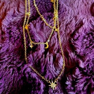 🌟🎉New Still in  Packaging a Beautiful 3 necklaces in One ☝️ 🌟🌞🎉